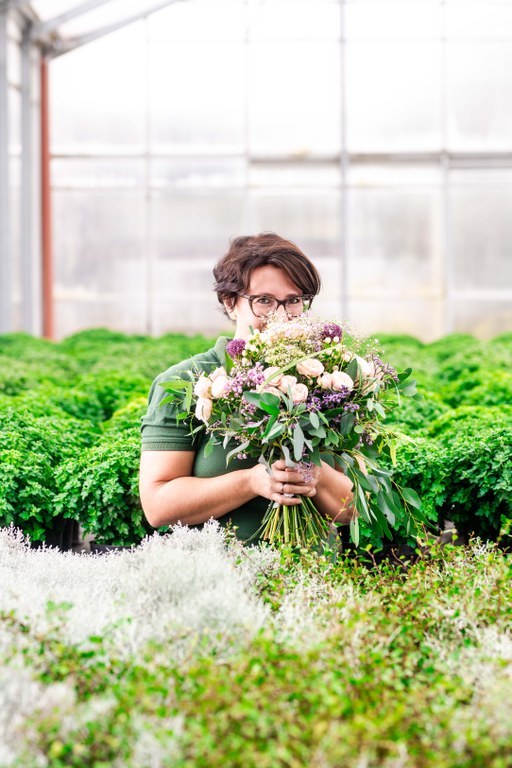 10 Fragen an die Floristik Gartenfuchs 1. Was möchtet ihr wissen, wenn jemand einen Blumenstrauß bei euch bestellt?  Für wen ist der Strauß? Für welchen Anlass? Wie alt ist die Person? Was mag sie – und was mag sie überhaupt nicht? Gibt es einen Blumenwunsch oder eine Lieblingsfarbe?  Manchmal ist die Antwort aber auch ganz einfach:  „Mach mir etwas, was dir gefallen würde – um so und so viel Euro.“  Das ist eigentlich die schönste Antwort. 😊  Dann dürfen wir kreativ sein und etwas machen, von dem wir selbst sagen: Ja, der passt. 2. Wie findet ihr heraus, welcher Blumenstrauß zu einem Menschen passt, wenn der Kunde selbst nicht genau weiß, was er möchte?  Das wissen wir natürlich auch nicht immer. 😉  Manchmal wissen wir sogar, dass ein Mann etwas ganz anderes kauft, als seine Frau sich selbst ausgesucht hätte.  Aber ist es nicht schön, einfach Blumen zu bekommen?  Derjenige, der sie kauft, hat sich ja etwas dabei gedacht. Er hätte auch gar nichts kaufen können – aber er hat sich für Blumen entschieden.  Ich selber mag zum Beispiel keine roten Rosen. Aber manchmal bekomme ich trotzdem von meinem Mann eine oder mehrere. Und dann finde ich das schön. Nicht unbedingt, weil rote Rosen meine Lieblingsblumen sind, sondern weil er an mich gedacht hat.  Und vielleicht ist genau das bei Blumen das Schönste: Nicht immer muss alles perfekt passen. Die Geste dahinter zählt. 3. Was möchtet ihr wissen, wenn ein Brautpaar zu euch kommt?  Ganz viel! 😊  Wann wird geheiratet? Wo? Wie viele Personen sind dabei? Wie schaut die Location aus? Gibt es schon Vorstellungen? Welche Farben gefallen euch? Und natürlich: Was stellt ihr euch überhaupt vor?  Deshalb ist es bei einer Hochzeitsberatung immer gut, vorher kurz anzurufen und zu fragen, ob gerade jemand Zeit für ein ausführliches Gespräch hat.  Grundsätzlich ist bei uns immer jemand in der Nähe. Aber manchmal haben wir gleichzeitig ein Trauergespräch, binden einen Geburtstagsstrauß und verkaufen vielleicht noch Salatpflanzen. 😉  Und dann ist es uns lieber, wenn ihr euch vorher meldet. Wir wollen uns nämlich wirklich Zeit für euch nehmen und uns dazusetzen können.  Denn bei einer Hochzeit geht es ja um etwas. 4. Was macht ihr, wenn ein Brautpaar ein Bild aus Pinterest oder Instagram mitbringt und sagt: „Genau so wollen wir es haben“?  Dann sagen wir das auch als Erstes, wenn es so ist: „Das sind Kunstblumen.“ Oder: „Das ist ein Filter.“ Oder: „Das blüht zu dieser Jahreszeit gar nicht.“ 😉  Wir wollen ja nicht versprechen, etwas genauso umzusetzen, wenn wir schon wissen, dass es in der Realität nicht funktioniert.  Aber die Bilder sind trotzdem sehr wichtig für uns. Daran sehen wir oft sofort, was sich das Brautpaar vorstellt und welche Stimmung es haben möchte.  Dann suchen wir gemeinsam nach einer Alternative, die tatsächlich blüht, zur Jahreszeit und zur Location passt und die wir auch wirklich umsetzen können.  Wir holen die Pinterest-Idee sozusagen in die echte Welt. 5. Wie geht ihr mit Trauerfloristik um?  Trauerfloristik ist für uns etwas ganz Persönliches.  Wir zeigen in Ruhe, was es gibt und welche Möglichkeiten man hat. Wir erklären auch, was grundsätzlich gemacht wird und was üblich ist.  Aber wir sagen ganz bewusst dazu: Bei einer Beerdigung gibt es kein Muss und keinen Zwang.  Es soll zu dem Menschen passen, von dem wir Abschied nehmen. Zu seiner Persönlichkeit, zu seinem Leben und zu den Menschen, die zurückbleiben.  Denn Blumen sind in diesem Moment nicht einfach nur Dekoration. Sie sind vielleicht das Letzte, was man einem geliebten Menschen mitgibt.  Und dann darf es schon etwas ganz Persönliches sein. 6. Was ist der Unterschied zwischen einem schönen Blumenstrauß und einem Gartenfuchs-Strauß?  Einen schönen Blumenstrauß kann jeder machen. Wir können Gartenfuchs-Sträuße. 😉  Warum? Weil es ein Gefühl ist.  Keiner gleicht dem anderen. Wir sind mehrere Floristen und jeder bindet anders. Wir könnten allen die gleichen Blumen hinstellen und am Ende schaut jeder Strauß anders aus.  Aber genau das ist das Schöne daran: Jeder ist besonders und keiner schaut nach Stange aus.  Es muss einfach passen. Die Blumen, die Farben, die Form – und irgendwie auch das Gefühl dahinter.  Ein Gartenfuchs-Strauß ist nicht einfach zusammengebunden. Da steckt immer ein bisschen von uns drin. 7. Muss es eigentlich immer einen Anlass geben, um Blumen zu schenken?  Muss es dafür immer einen Anlass geben?  Blumen gehen immer.  Viele sagen: „Schnittblumen halten doch nicht so lange.“  Stimmt. Aber wenn ich Blumen mit Schokolade oder einer Torte vergleiche: Die halten auch nicht lange. Die sind sogar schneller gegessen – und machen noch dazu dick. 😉  Blumen sind einfach eine schöne Geste. Zum Geburtstag, zum Jubiläum, zum Dankeschön, zur Entschuldigung, zum Besuch bei Freunden oder einfach so.  Manchmal ist „Ich hab an dich gedacht“ doch der schönste Anlass. 8. Muss eine Hochzeit am Ende genauso aussehen wie das Inspirationsbild?  Nein. Uns ist viel wichtiger, dass die Blumen und die gesamte Dekoration zur Braut und zum Bräutigam passen und alles miteinander stimmig ist.  Manchmal beginnt ein Gespräch mit einem Bild und am Ende schaut die Hochzeit ganz anders aus.  Aber nicht, weil die Idee vom Anfang schlecht war. Sondern weil wir im Gespräch immer mehr über das Brautpaar erfahren und irgendwann merken: Das passt viel besser zu euch.  Und natürlich muss auch die Chemie zwischen uns stimmen. Wir verbringen bei einer Hochzeit schließlich einige Zeit miteinander und es ist uns wichtig, dass wir uns gut verstehen.  Am Ende soll man nicht sagen: „Das schaut genauso aus wie auf Pinterest.“  Sondern: „Das sind wir.“ 9. Warum liebt ihr euren Beruf?  Weil er einfach herrlich ist. ❤️  Ein Beispiel: Eine Frau kommt auf der Straße auf mich zu und bedankt sich für den wunderschönen Blumenstrauß, den ihr ihr Mann geschenkt hat.  Das sind Gänsehautmomente.  Ich freue mich auch jedes Mal, wenn ich irgendwo etwas von uns entdecke – egal ob in einem Restaurant oder bei jemandem zu Hause. Wenn ich unsere Deko sehe, unsere Blumen oder Pflanzen und denke: Das haben wir gemacht.  Dann freue ich mich einfach.  Ich glaube, genau das ist es: Wir dürfen mit unseren Blumen und Pflanzen ein kleines Stück im Leben anderer Menschen bleiben.  Und das ist schon etwas Besonderes. 10. Gibt es einen Satz, den man über Blumen besser nicht sagen sollte?  Ja. „Brauch ich nicht, ist schade um das Geld.“ 😉  Ich sage das auch immer wieder zu unseren Kunden: Überlegt euch gut, was ihr sagt – denn manchmal merken sich die anderen solche Sätze.  Ich kenne viele Frauen, die zu mir sagen: „Erinnere meinen Mann an unseren Hochzeitstag“ oder „Denk daran, dass ich Geburtstag habe.“ Und oft mache ich das tatsächlich.  Aber wenn dann einmal der Satz gefallen ist: „Brauch ich nicht, ist schade um das Geld“, dann kann es passieren, dass ich mich daran erinnere. 😄  Also vielleicht einfach öfter sagen, was man wirklich möchte.  Und wenn es Blumen sind: Blumen gehen immer.