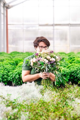 10 Fragen an die Floristik Gartenfuchs 1. Was möchtet ihr wissen, wenn jemand einen Blumenstrauß bei euch bestellt?  Für wen ist der Strauß? Für welchen Anlass? Wie alt ist die Person? Was mag sie – und was mag sie überhaupt nicht? Gibt es einen Blumenwunsch oder eine Lieblingsfarbe?  Manchmal ist die Antwort aber auch ganz einfach:  „Mach mir etwas, was dir gefallen würde – um so und so viel Euro.“  Das ist eigentlich die schönste Antwort. 😊  Dann dürfen wir kreativ sein und etwas machen, von dem wir selbst sagen: Ja, der passt. 2. Wie findet ihr heraus, welcher Blumenstrauß zu einem Menschen passt, wenn der Kunde selbst nicht genau weiß, was er möchte?  Das wissen wir natürlich auch nicht immer. 😉  Manchmal wissen wir sogar, dass ein Mann etwas ganz anderes kauft, als seine Frau sich selbst ausgesucht hätte.  Aber ist es nicht schön, einfach Blumen zu bekommen?  Derjenige, der sie kauft, hat sich ja etwas dabei gedacht. Er hätte auch gar nichts kaufen können – aber er hat sich für Blumen entschieden.  Ich selber mag zum Beispiel keine roten Rosen. Aber manchmal bekomme ich trotzdem von meinem Mann eine oder mehrere. Und dann finde ich das schön. Nicht unbedingt, weil rote Rosen meine Lieblingsblumen sind, sondern weil er an mich gedacht hat.  Und vielleicht ist genau das bei Blumen das Schönste: Nicht immer muss alles perfekt passen. Die Geste dahinter zählt. 3. Was möchtet ihr wissen, wenn ein Brautpaar zu euch kommt?  Ganz viel! 😊  Wann wird geheiratet? Wo? Wie viele Personen sind dabei? Wie schaut die Location aus? Gibt es schon Vorstellungen? Welche Farben gefallen euch? Und natürlich: Was stellt ihr euch überhaupt vor?  Deshalb ist es bei einer Hochzeitsberatung immer gut, vorher kurz anzurufen und zu fragen, ob gerade jemand Zeit für ein ausführliches Gespräch hat.  Grundsätzlich ist bei uns immer jemand in der Nähe. Aber manchmal haben wir gleichzeitig ein Trauergespräch, binden einen Geburtstagsstrauß und verkaufen vielleicht noch Salatpflanzen. 😉  Und dann ist es uns lieber, wenn ihr euch vorher meldet. Wir wollen uns nämlich wirklich Zeit für euch nehmen und uns dazusetzen können.  Denn bei einer Hochzeit geht es ja um etwas. 4. Was macht ihr, wenn ein Brautpaar ein Bild aus Pinterest oder Instagram mitbringt und sagt: „Genau so wollen wir es haben“?  Dann sagen wir das auch als Erstes, wenn es so ist: „Das sind Kunstblumen.“ Oder: „Das ist ein Filter.“ Oder: „Das blüht zu dieser Jahreszeit gar nicht.“ 😉  Wir wollen ja nicht versprechen, etwas genauso umzusetzen, wenn wir schon wissen, dass es in der Realität nicht funktioniert.  Aber die Bilder sind trotzdem sehr wichtig für uns. Daran sehen wir oft sofort, was sich das Brautpaar vorstellt und welche Stimmung es haben möchte.  Dann suchen wir gemeinsam nach einer Alternative, die tatsächlich blüht, zur Jahreszeit und zur Location passt und die wir auch wirklich umsetzen können.  Wir holen die Pinterest-Idee sozusagen in die echte Welt. 5. Wie geht ihr mit Trauerfloristik um?  Trauerfloristik ist für uns etwas ganz Persönliches.  Wir zeigen in Ruhe, was es gibt und welche Möglichkeiten man hat. Wir erklären auch, was grundsätzlich gemacht wird und was üblich ist.  Aber wir sagen ganz bewusst dazu: Bei einer Beerdigung gibt es kein Muss und keinen Zwang.  Es soll zu dem Menschen passen, von dem wir Abschied nehmen. Zu seiner Persönlichkeit, zu seinem Leben und zu den Menschen, die zurückbleiben.  Denn Blumen sind in diesem Moment nicht einfach nur Dekoration. Sie sind vielleicht das Letzte, was man einem geliebten Menschen mitgibt.  Und dann darf es schon etwas ganz Persönliches sein. 6. Was ist der Unterschied zwischen einem schönen Blumenstrauß und einem Gartenfuchs-Strauß?  Einen schönen Blumenstrauß kann jeder machen. Wir können Gartenfuchs-Sträuße. 😉  Warum? Weil es ein Gefühl ist.  Keiner gleicht dem anderen. Wir sind mehrere Floristen und jeder bindet anders. Wir könnten allen die gleichen Blumen hinstellen und am Ende schaut jeder Strauß anders aus.  Aber genau das ist das Schöne daran: Jeder ist besonders und keiner schaut nach Stange aus.  Es muss einfach passen. Die Blumen, die Farben, die Form – und irgendwie auch das Gefühl dahinter.  Ein Gartenfuchs-Strauß ist nicht einfach zusammengebunden. Da steckt immer ein bisschen von uns drin. 7. Muss es eigentlich immer einen Anlass geben, um Blumen zu schenken?  Muss es dafür immer einen Anlass geben?  Blumen gehen immer.  Viele sagen: „Schnittblumen halten doch nicht so lange.“  Stimmt. Aber wenn ich Blumen mit Schokolade oder einer Torte vergleiche: Die halten auch nicht lange. Die sind sogar schneller gegessen – und machen noch dazu dick. 😉  Blumen sind einfach eine schöne Geste. Zum Geburtstag, zum Jubiläum, zum Dankeschön, zur Entschuldigung, zum Besuch bei Freunden oder einfach so.  Manchmal ist „Ich hab an dich gedacht“ doch der schönste Anlass. 8. Muss eine Hochzeit am Ende genauso aussehen wie das Inspirationsbild?  Nein. Uns ist viel wichtiger, dass die Blumen und die gesamte Dekoration zur Braut und zum Bräutigam passen und alles miteinander stimmig ist.  Manchmal beginnt ein Gespräch mit einem Bild und am Ende schaut die Hochzeit ganz anders aus.  Aber nicht, weil die Idee vom Anfang schlecht war. Sondern weil wir im Gespräch immer mehr über das Brautpaar erfahren und irgendwann merken: Das passt viel besser zu euch.  Und natürlich muss auch die Chemie zwischen uns stimmen. Wir verbringen bei einer Hochzeit schließlich einige Zeit miteinander und es ist uns wichtig, dass wir uns gut verstehen.  Am Ende soll man nicht sagen: „Das schaut genauso aus wie auf Pinterest.“  Sondern: „Das sind wir.“ 9. Warum liebt ihr euren Beruf?  Weil er einfach herrlich ist. ❤️  Ein Beispiel: Eine Frau kommt auf der Straße auf mich zu und bedankt sich für den wunderschönen Blumenstrauß, den ihr ihr Mann geschenkt hat.  Das sind Gänsehautmomente.  Ich freue mich auch jedes Mal, wenn ich irgendwo etwas von uns entdecke – egal ob in einem Restaurant oder bei jemandem zu Hause. Wenn ich unsere Deko sehe, unsere Blumen oder Pflanzen und denke: Das haben wir gemacht.  Dann freue ich mich einfach.  Ich glaube, genau das ist es: Wir dürfen mit unseren Blumen und Pflanzen ein kleines Stück im Leben anderer Menschen bleiben.  Und das ist schon etwas Besonderes. 10. Gibt es einen Satz, den man über Blumen besser nicht sagen sollte?  Ja. „Brauch ich nicht, ist schade um das Geld.“ 😉  Ich sage das auch immer wieder zu unseren Kunden: Überlegt euch gut, was ihr sagt – denn manchmal merken sich die anderen solche Sätze.  Ich kenne viele Frauen, die zu mir sagen: „Erinnere meinen Mann an unseren Hochzeitstag“ oder „Denk daran, dass ich Geburtstag habe.“ Und oft mache ich das tatsächlich.  Aber wenn dann einmal der Satz gefallen ist: „Brauch ich nicht, ist schade um das Geld“, dann kann es passieren, dass ich mich daran erinnere. 😄  Also vielleicht einfach öfter sagen, was man wirklich möchte.  Und wenn es Blumen sind: Blumen gehen immer.