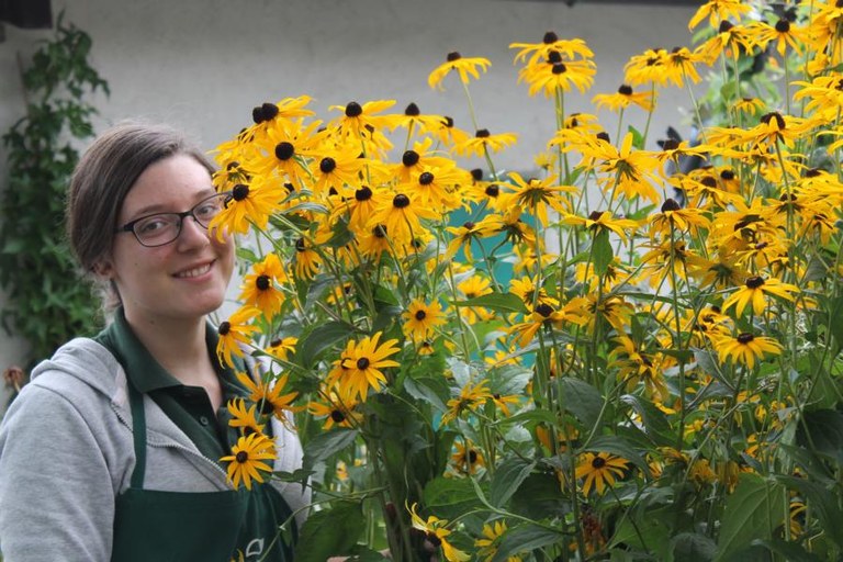 Fabienne mit einer Sommerstaude