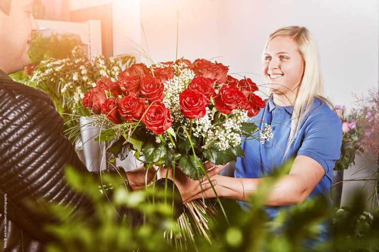 Namensgeber für den Valentinstag scheint der heilige Valentin aus Rom zu sein, der Schutzpatron der Liebenden. Valentin lebte im 3. Jahrhundert in Rom und traute Liebespaare nach christlichem Ritus, obwohl Kaiser Claudius II. das verboten hatte. Die Ehen dieser Paare standen der Überlieferung nach unter einem besonders guten Stern. Valentin von Rom soll den Paaren auch Blumen aus seinem Garten übergeben haben. Auf Befehl des Kaisers wurde Valentin am 14. Februar 269 enthauptet.