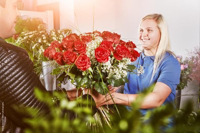 Namensgeber für den Valentinstag scheint der heilige Valentin aus Rom zu sein, der Schutzpatron der Liebenden. Valentin lebte im 3. Jahrhundert in Rom und traute Liebespaare nach christlichem Ritus, obwohl Kaiser Claudius II. das verboten hatte. Die Ehen dieser Paare standen der Überlieferung nach unter einem besonders guten Stern. Valentin von Rom soll den Paaren auch Blumen aus seinem Garten übergeben haben. Auf Befehl des Kaisers wurde Valentin am 14. Februar 269 enthauptet.